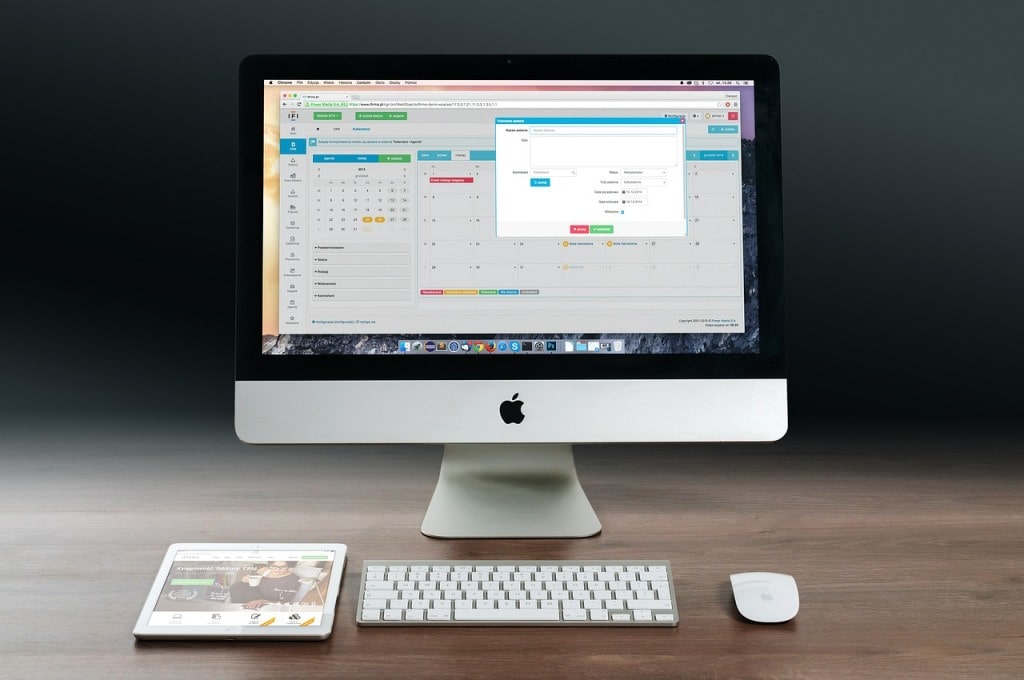 Apple pod lupą Komisji Europejskiej  - komputer i tablet firmy apple na biurku 