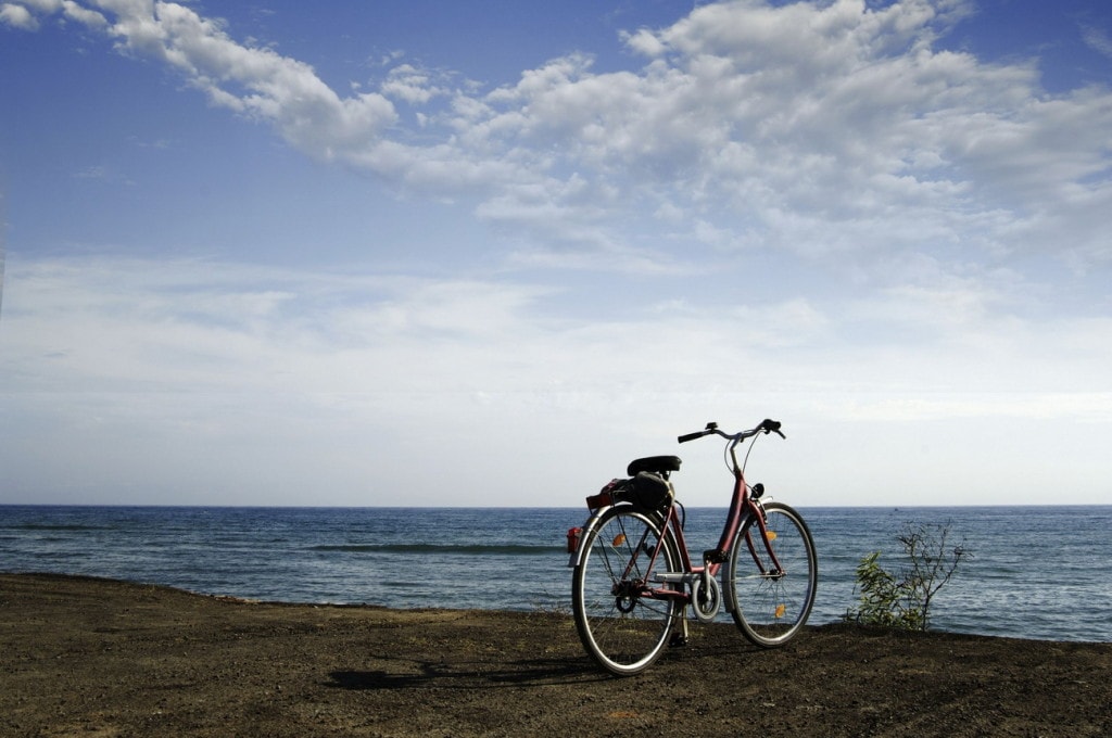 Wydatki na relaks i odpoczynek w pandemii - rower na tle morza