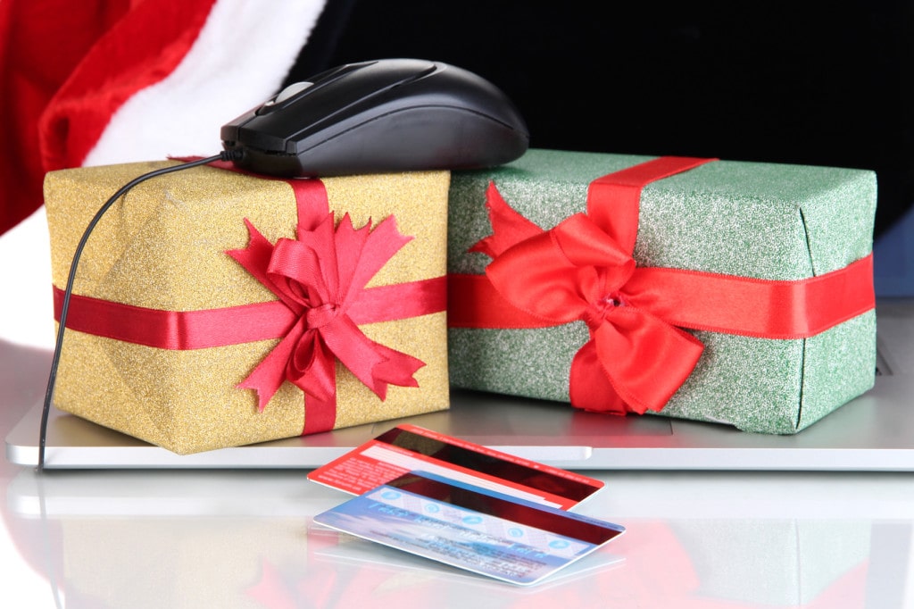Jak nie popaść w świąteczne zadłużenie? -   na tablecie leżą prezenty, obok karty kredytowe. 