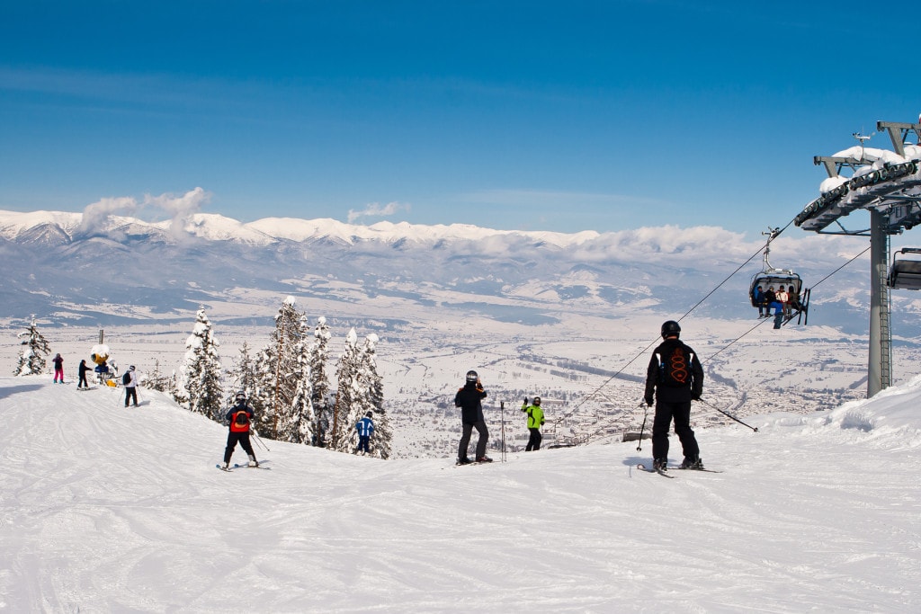Wybierasz się na ferie? Uważaj, żeby nie przepłacić za ubezpieczenie - ludzie zjeżdzają na nartach ze stoku. 
