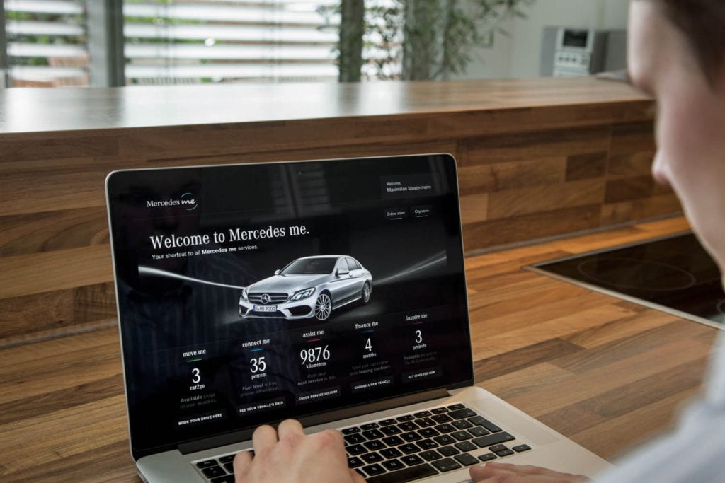 Raport zrównoważonego rozwoju Daimlera AG- "Zmiana pasa ruchu”- mężczyzna siedzi i przegląda na laptopie dane ze strony internetowej Mercedesa. 