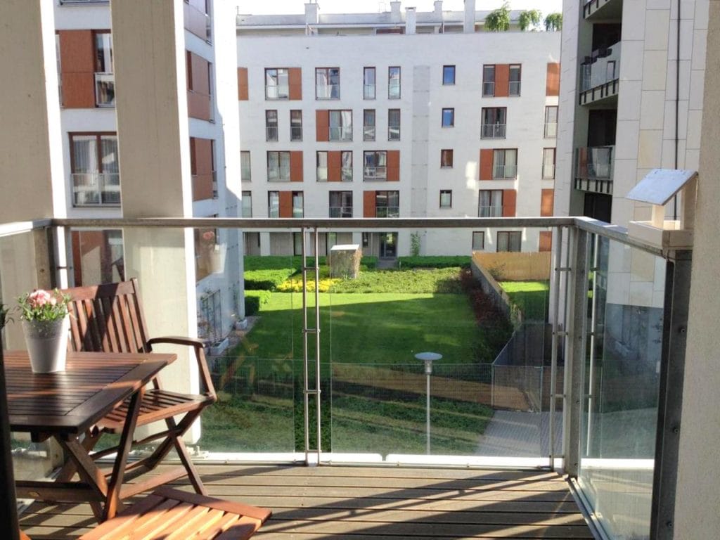 Budownictwo mieszkaniowe we wrześniu 2020 - krzesła i stolik na balkonie