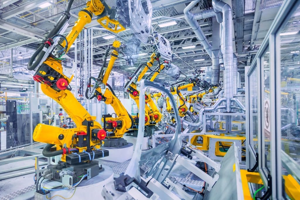 Co czeka rynek motoryzacji po sankcjach i wojnie? - nowoczesne maszyny w fabryce.