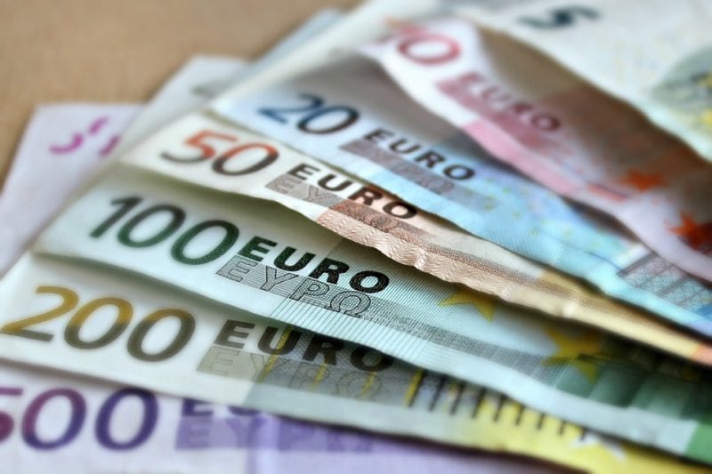 Nie będzie zastrzyku pieniędzy na pomoc Ukraińcom od KE - banknoty euro 