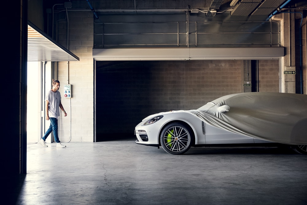 Porsche w Lipsku przygotowuje się na elektromobilność - auto porsche w garażu