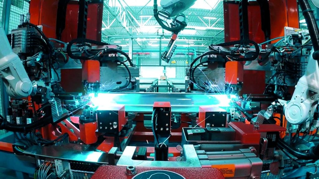 Przemysł 4.0 w praktyce - powstaje fabryka przyszłości- maszyny w nowoczesnej fabryce