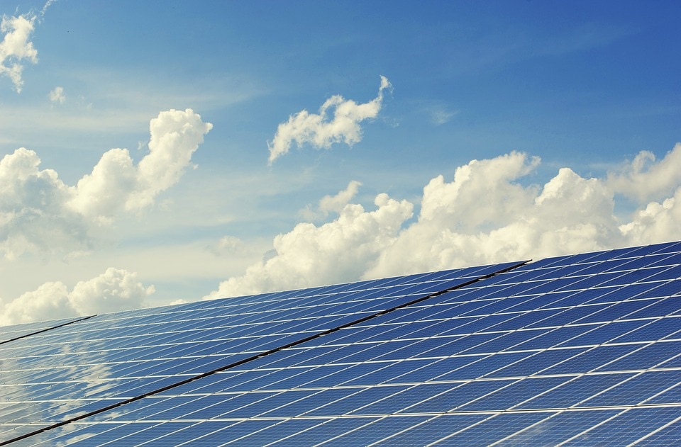 Columbus Energy podbija rynek farm fotowoltaicznych - panele słoneczne na dachu