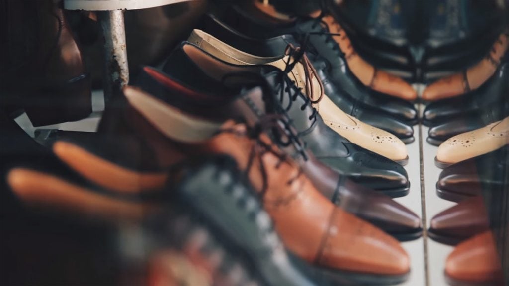 Nowelizacja prawa konsumenckiego - męskie buty stoją na wystawie w sklepie. 