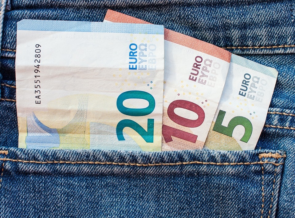 Pieniądze z UE na walkę z COVID-19- banknoty euro w kieszeni spodni
