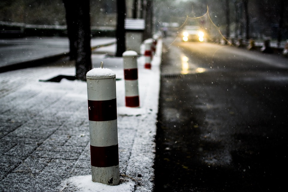 „Zimowe” przepisy prawne, których nieznajomość może Cię dużo kosztować! - śnieg padający na chodnik. 