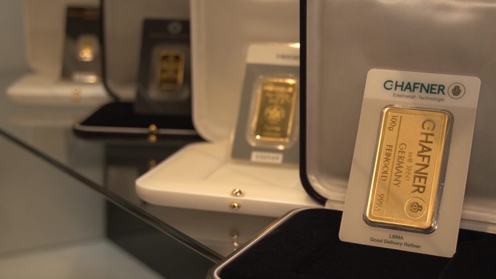 Jak bezpiecznie kupić złoto? - sztabki złota na wystawie