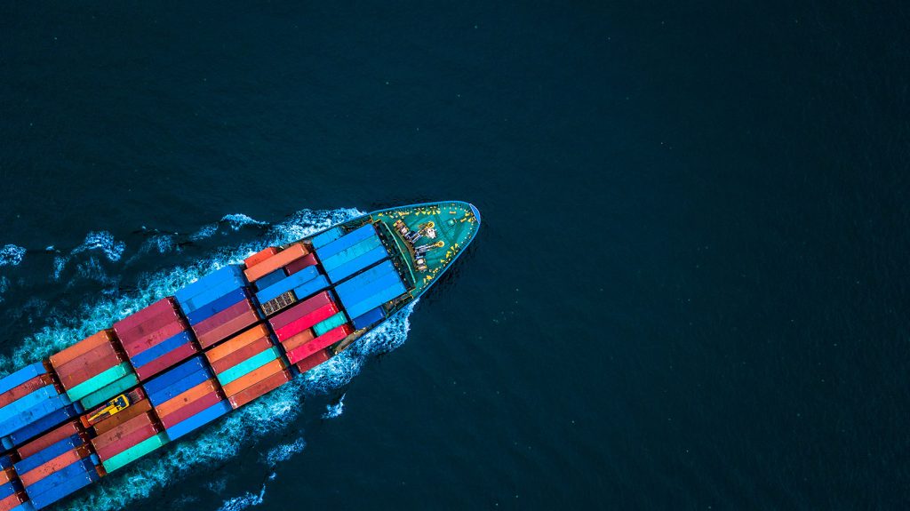 Zagraniczna sprzedaż szansą dla MŚP - kontenerowiec na wodzie  z towarem na pokładzie 