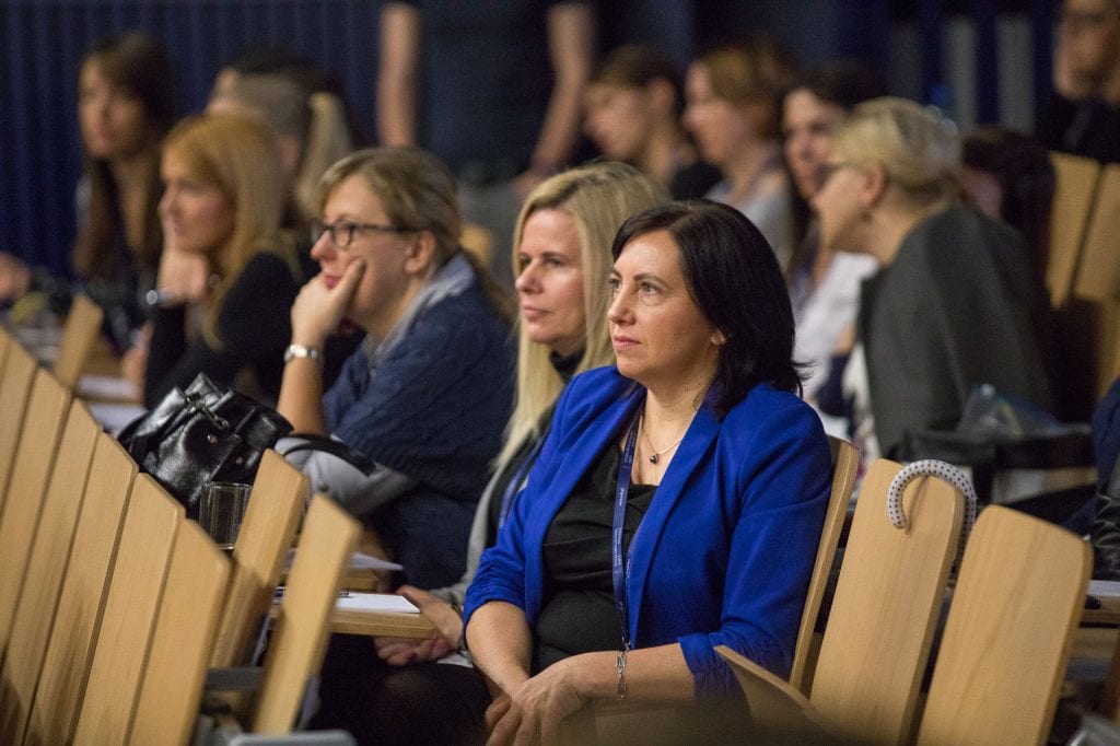 Światowy Tydzień Przedsiębiorczości już w listopadzie - kobiety siedzą na sali wykładowej.