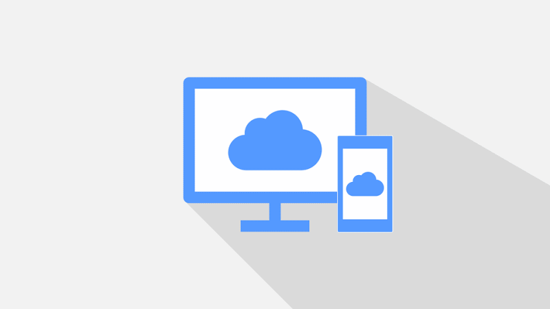 Usługi chmurowe - polskie firmy korzystają z potencjału rozwiązań cloudowych - niebieska ikona ekranu komputera i telefonu z chmurą na ekranie. 
