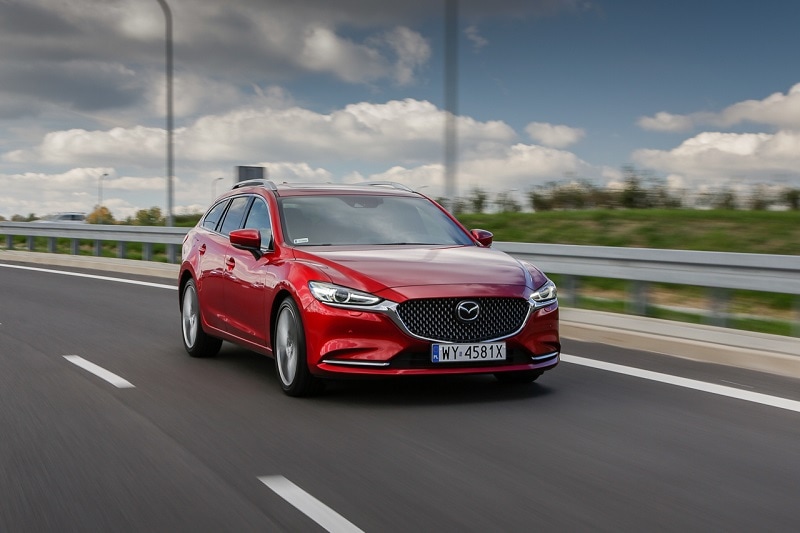 Mazda startuje z akcją Last Minute- czerwone auto porusza się po trasie