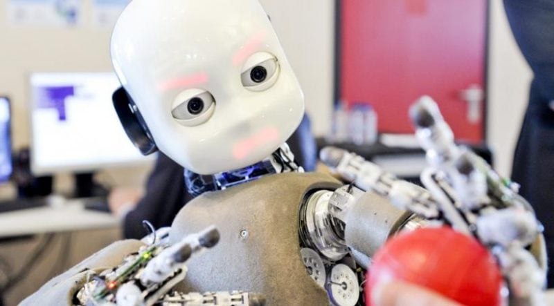Koronawirus przyspieszy automatyzację - robot w trakcie składania części