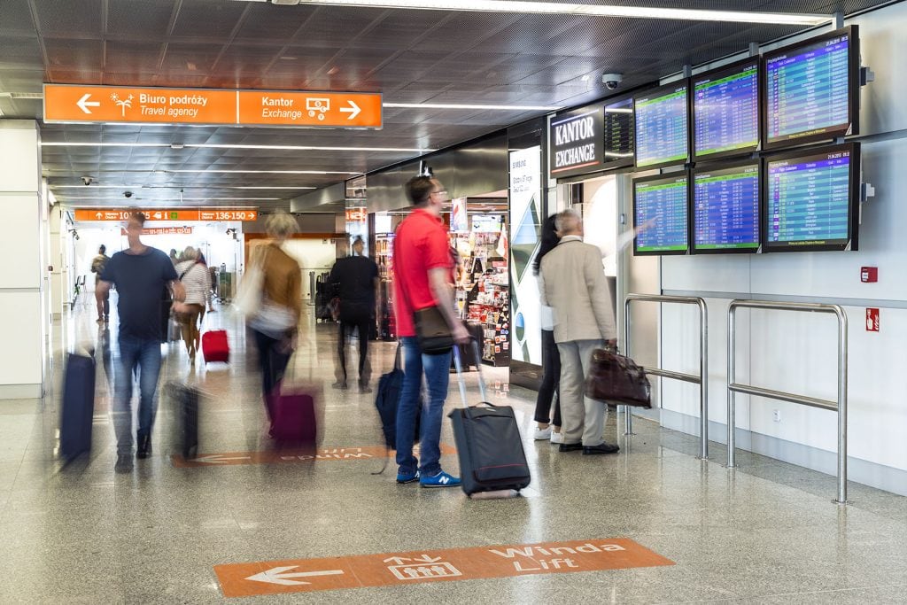 Pasażerowie odczują podwyżki cen biletów lotniczych - ludzie na lotnisku. 