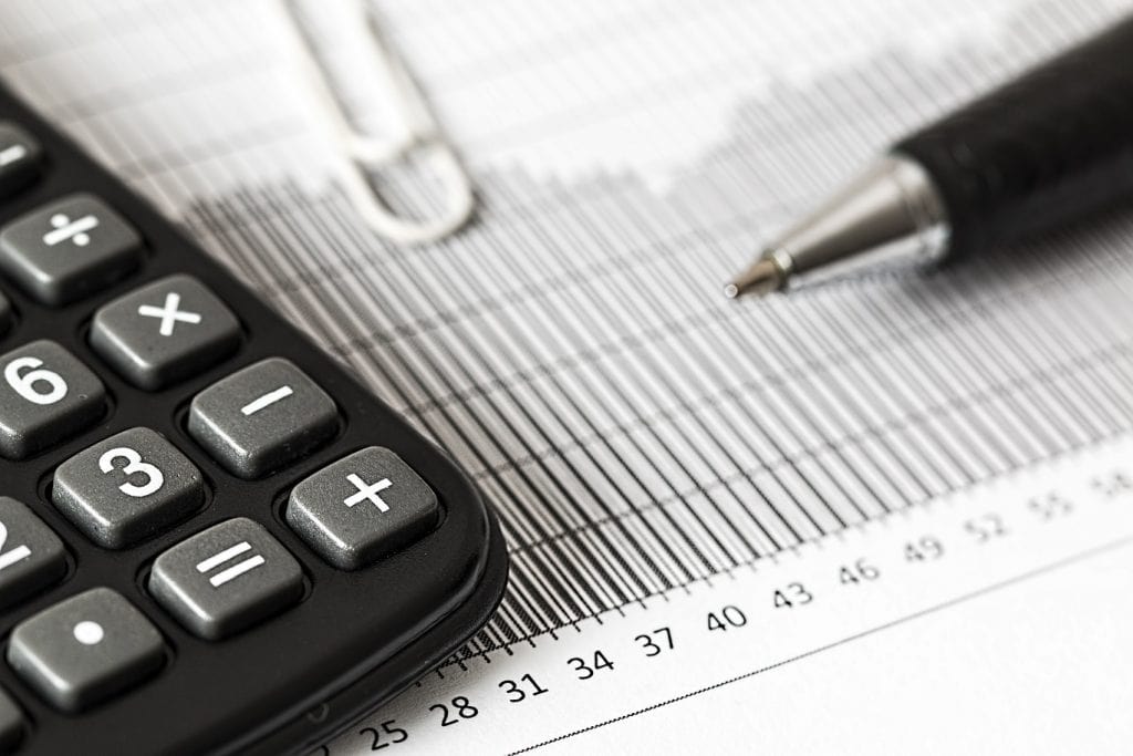 Do kiedy trzeba zapłacić podatek dochodowy i złożyć PIT? - zmiany dla podatników - kalkulator i PIT leżą na stole.