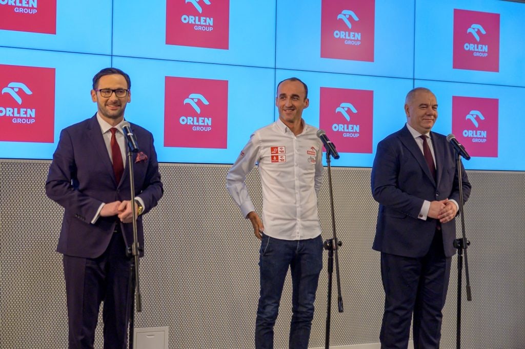 DTM Orlen i Kubica na zdjęciu Daniel Obajtek, Robert Kubica i Jacek Sasin