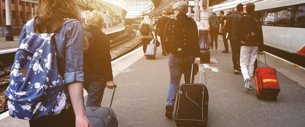 Kolejarze chcą podwyżek. Czy będzie strajk w POLREGIO? - ludzie na dworu kolejowym idą z bagażami. 