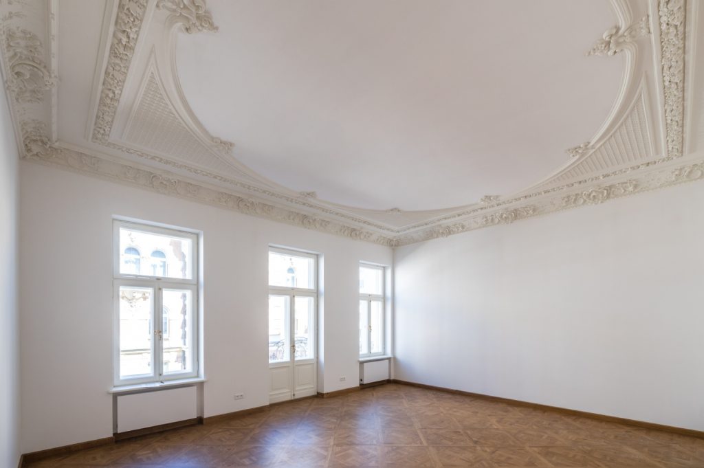 Rynek nieruchomości premium odporny na kryzys- wnętrze luksusowego apartamentu pomalowane na biało z gotyckimi ozdobami