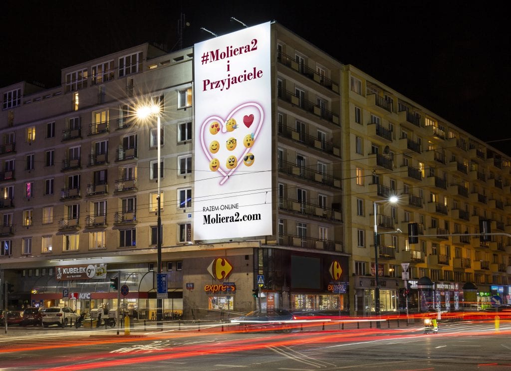 Sklep internetowy Moliera2.com z niestandardową kampanią - duży baner reklamowy na bloki mieszkalnym w centrum stolicy 
