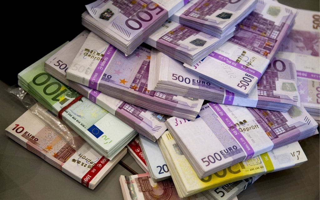 UE pomaga utrzymać miejsca pracy- banknoty Euro leżą na stole