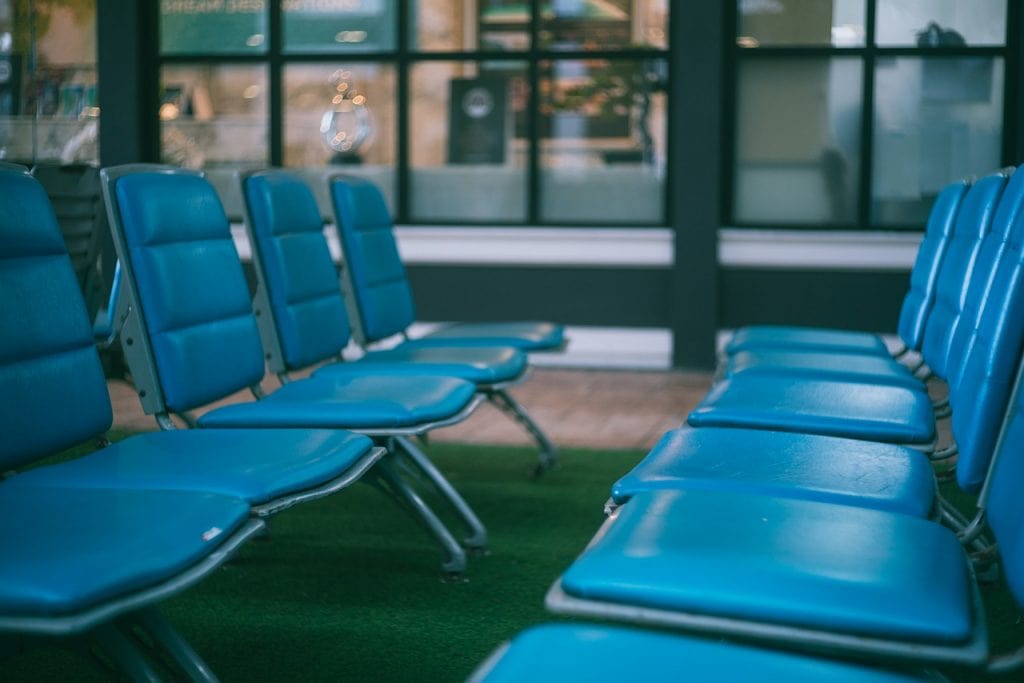 Podróże zawieszone do 15 maja na wniosek Komisji Europejskiej- poczekalnia na lotnisku, puste niebieskie fotele