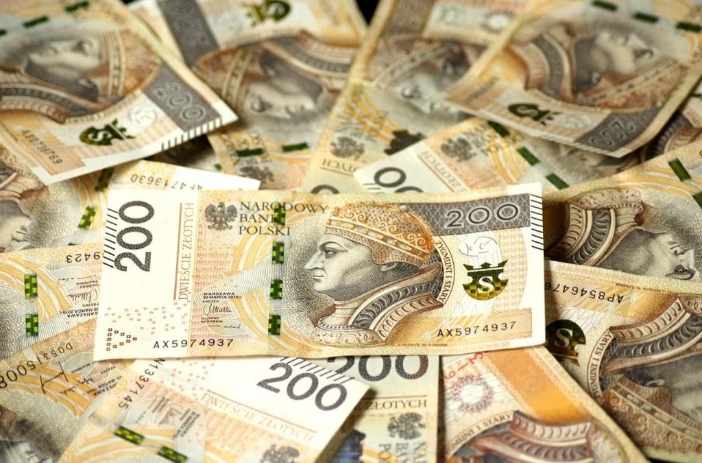 Krynica Vitamin z nowym kontraktem wartym 10 mln zł - banknoty 200 złotowe leża luzem.