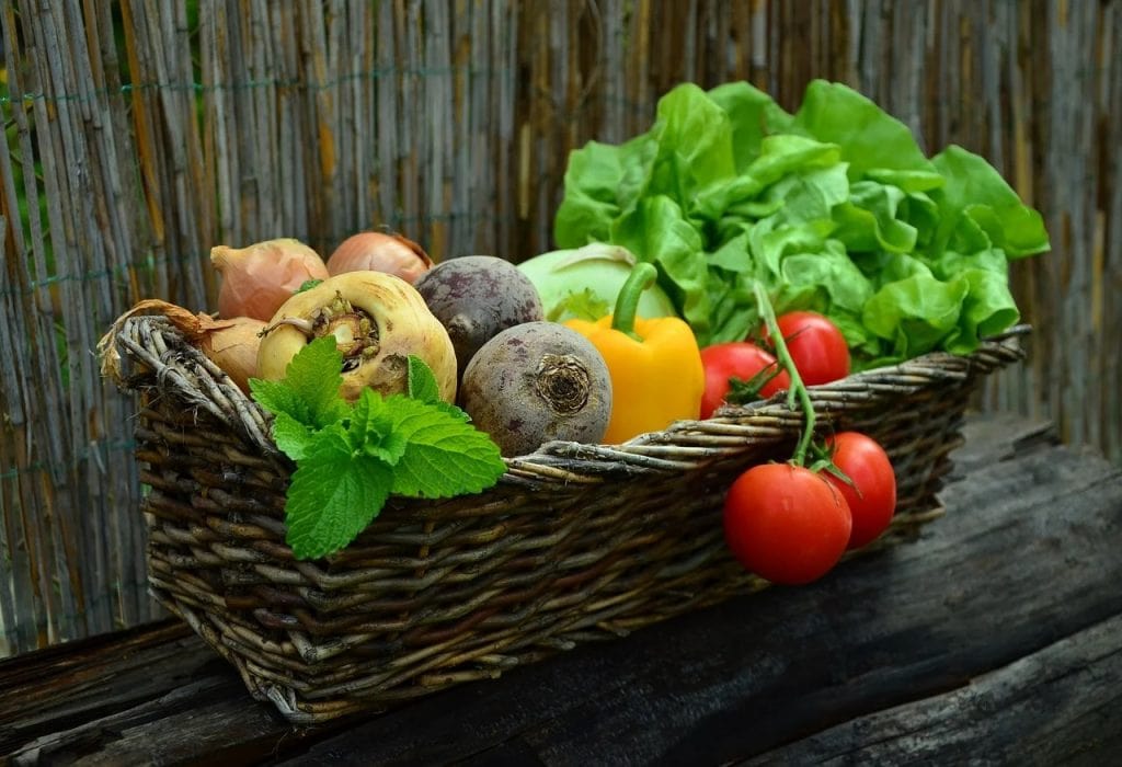 Ponad połowa Polaków preferuje polskie i lokalne produkty - kosz z warzywami i owocami. 