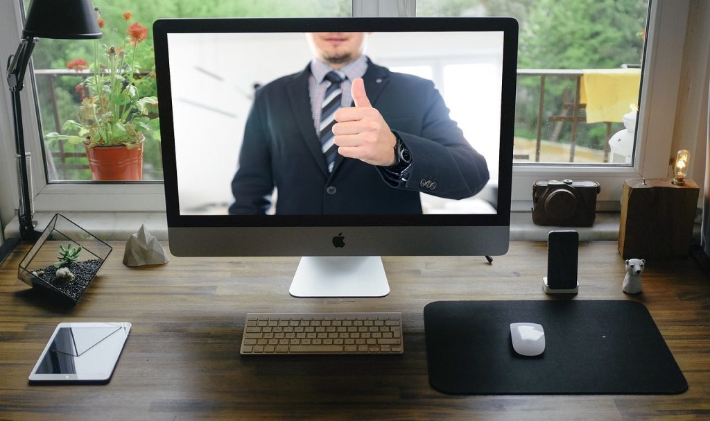 Praktycy biznesu na rzecz edukacji - nowy przedmiot na SGH - na biurku stoi ekran komputera, leży myszka i tablet.