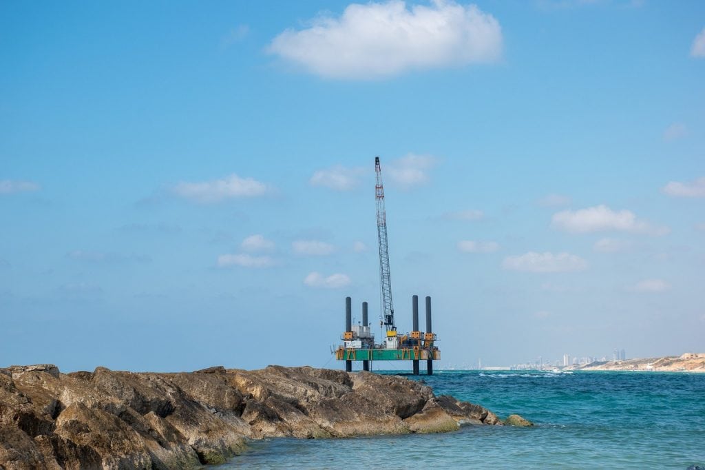 Ropa czeka na przyśpieszone posiedzenie OPEC- platforma na morzu do wydobywania ropy 