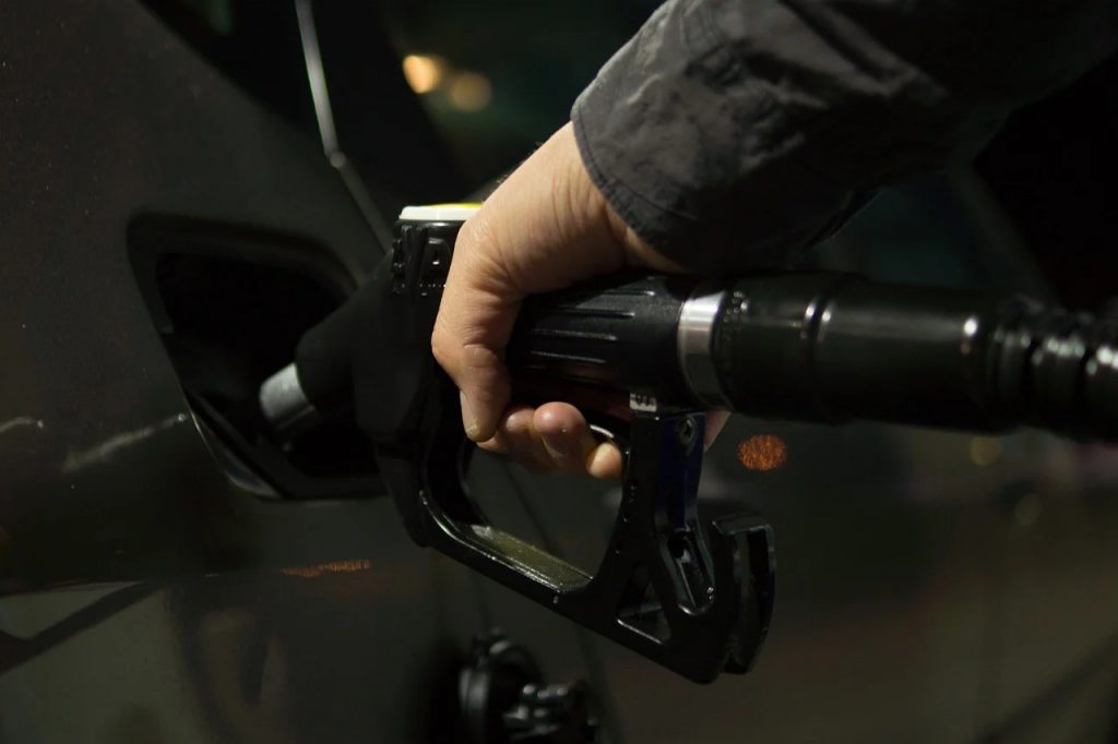 Wojna i epidemia targają rynkiem ropy - tankowanie auta na stacji benzynowej. 
