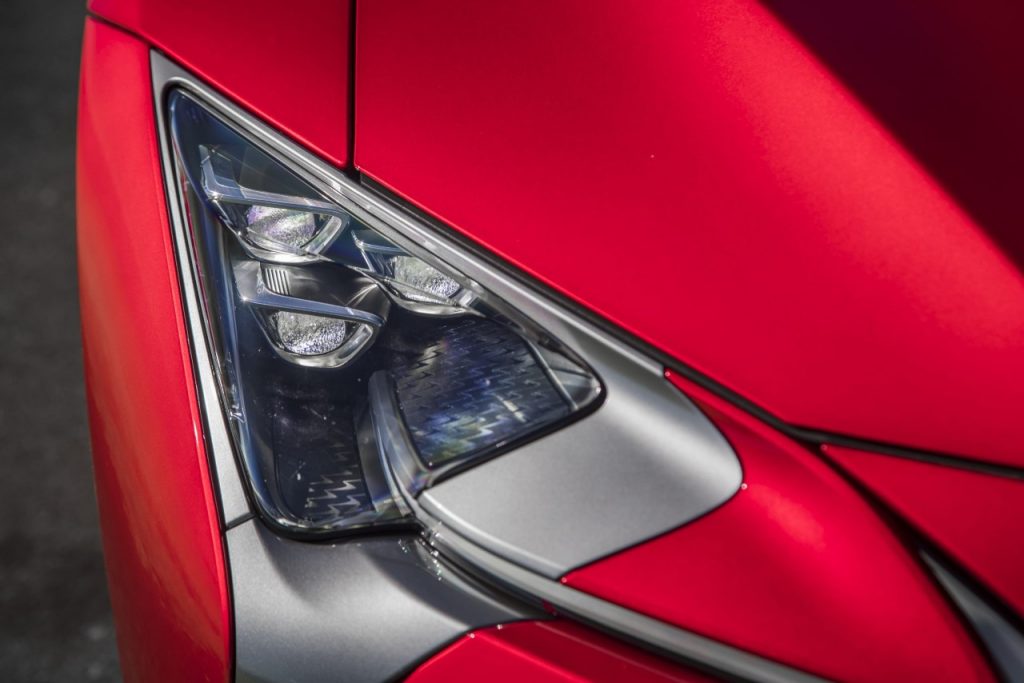 Lexusa LC coupe - 10 niesamowitych faktów- zbliżenie na reflektor auta modelu Lexusa LC coupe 