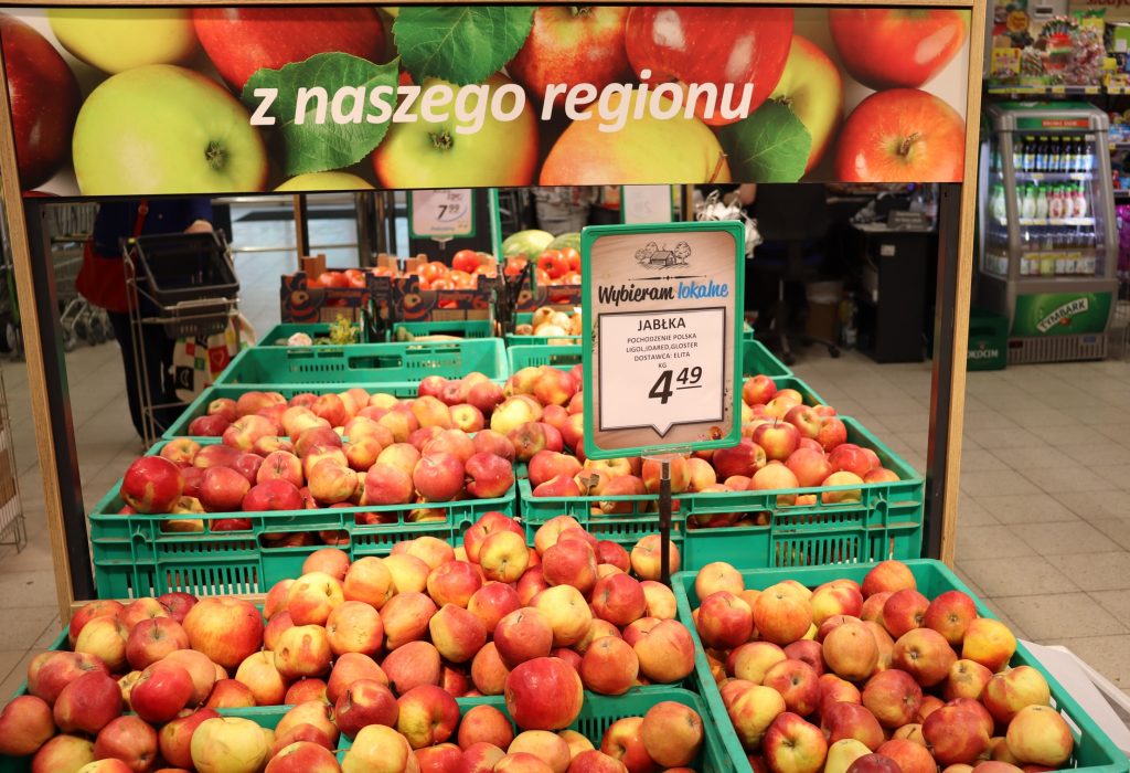 Lewiatan promuje lokalność i polskie produkty - regionalne jabłka w skrzynkach w sklepie Lewiatan