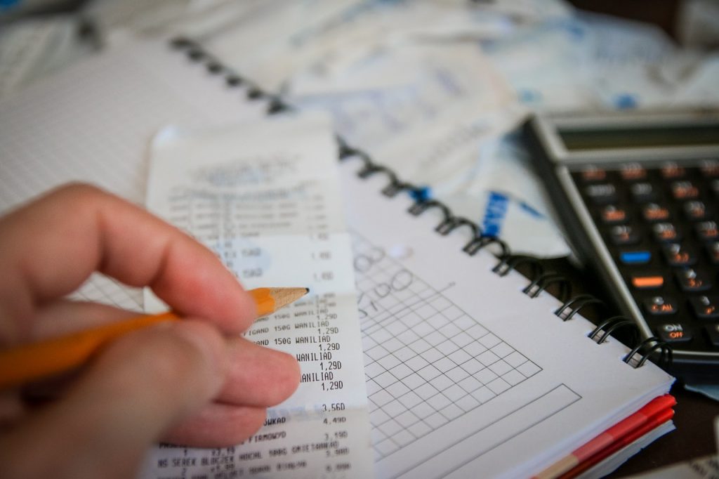 Usługa Tax Free we wszystkich sklepach Kaufland - na biurku lezy notatnik, paragon ze sklepu i kalkulator.