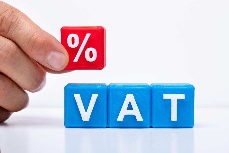 Uszczelnienie VAT w międzynarodowym e-handlu - na niebieskich 3 kostkach napis VAT