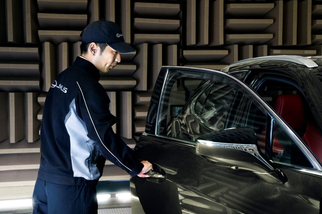 Elektryczny Lexus UX 300E - japoński kunszt na europejskich drogach - mężczyzna otwiera drzwi do samochodu