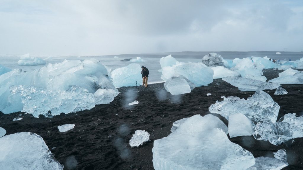 Zmiany klimatu to problem nie tylko przyszłych pokoleń - plaża z wielkimi krami lodu 