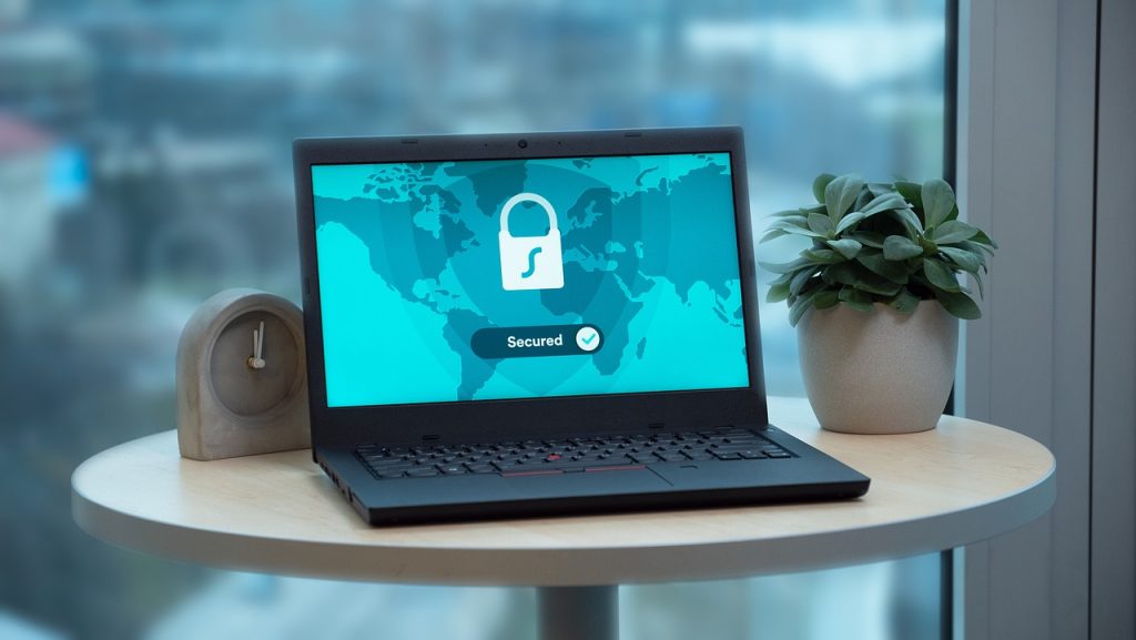 e-Privacy i „ciasteczkowy” spór- laptop z niebieskim ekranem i napisem security