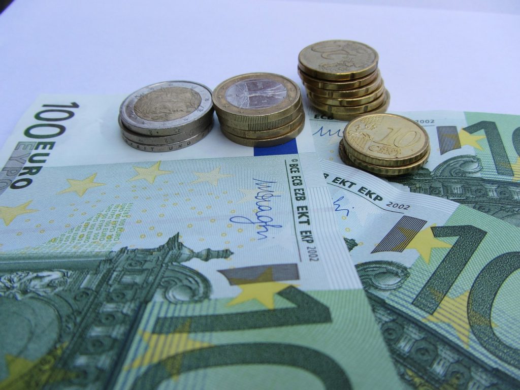 Raport o zamożności - najbogatsi oddalają się od reszty społeczeństwa. Pieniądze euro, w monetach i banknotach. 