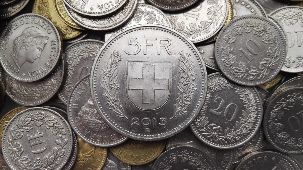 Rekordowa liczba wyroków frankowych w lutym 2022 - srebrne monety leżą na sobie. 