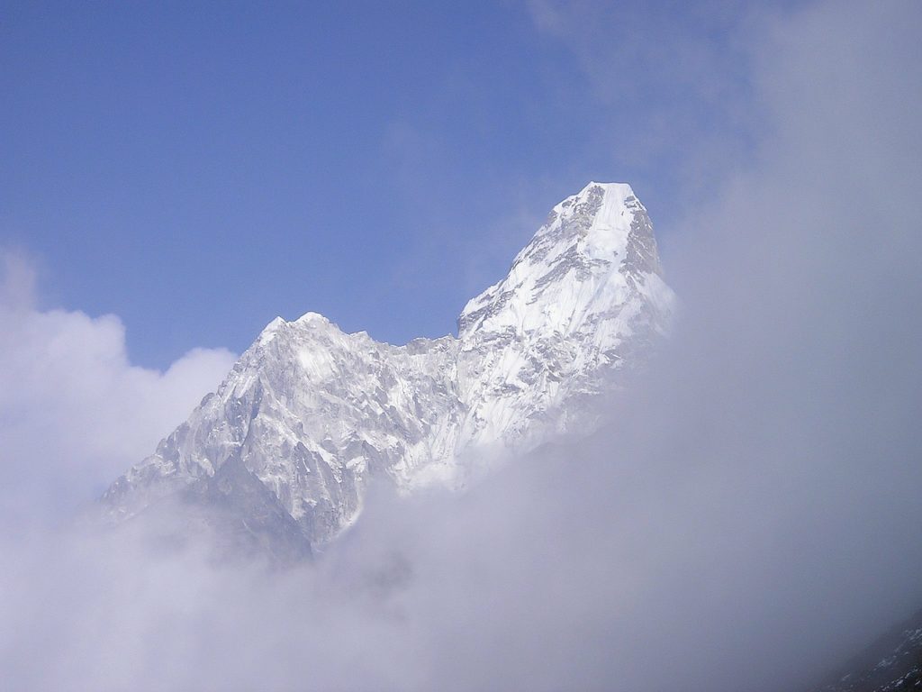 Zimowy atak na K2- #GorzkowskaInPostK2Winter - szczyt góry pokryte śniegiem.
