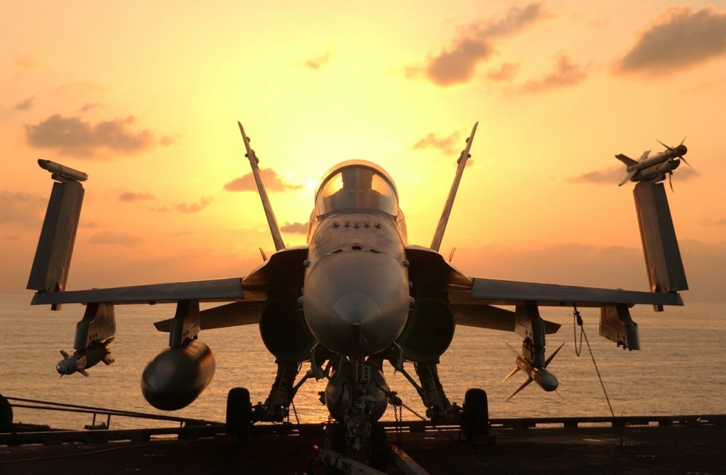 Zamówienia dla armii amerykańskiej to szansa dla polskich firm- samolot wojskowy na tle zachodzącego słońca.