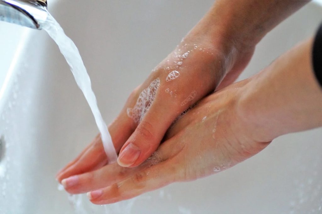 Bezalkoholowe środki do dezynfekcji zabijają wirusa COVID-19 - mycie rąk płynem pod bieżącą wodą