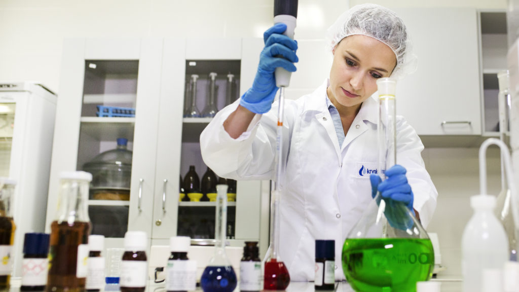 Certyfikaty jakości przepustką na zagraniczne rynki - kobieta w laboratorium firmy Krynica Vitamin
