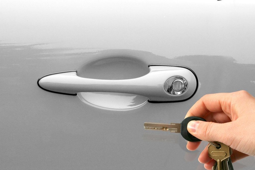 Leasing aut firmowych - abecadło leasingobiorcy - dłoń z kluczykami do auta. 