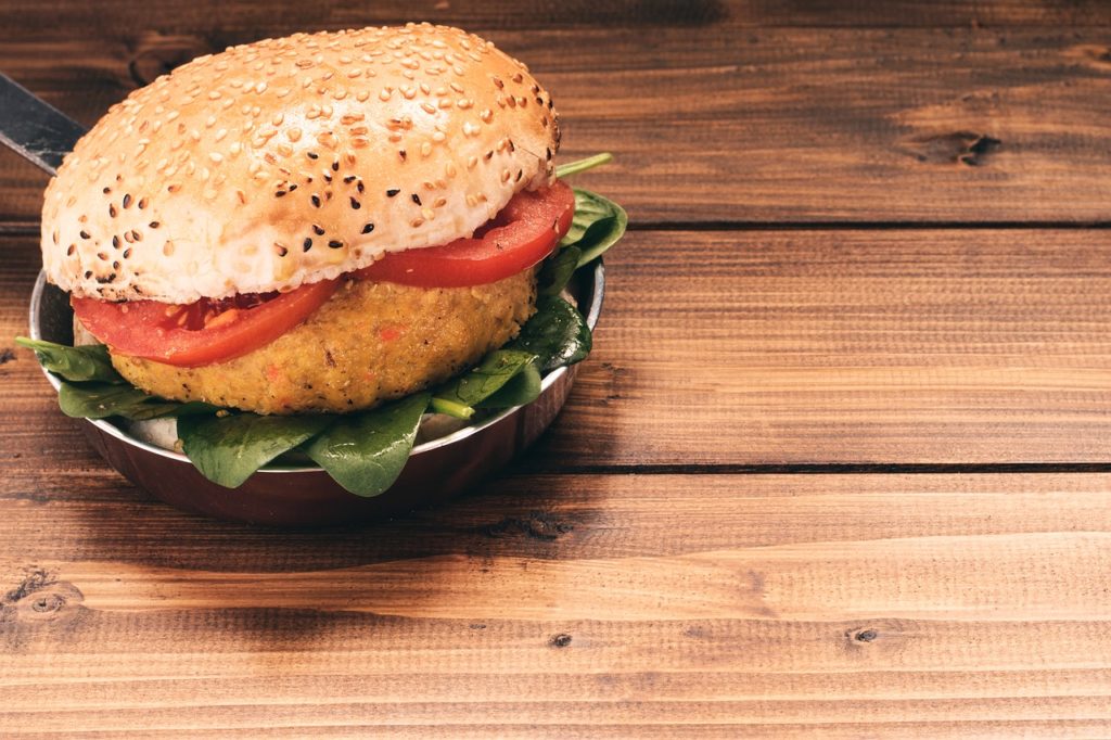 Foods Brothers - pomysł na wegański biznes  - burger z warzywami i zamiennikiem mięsa. 