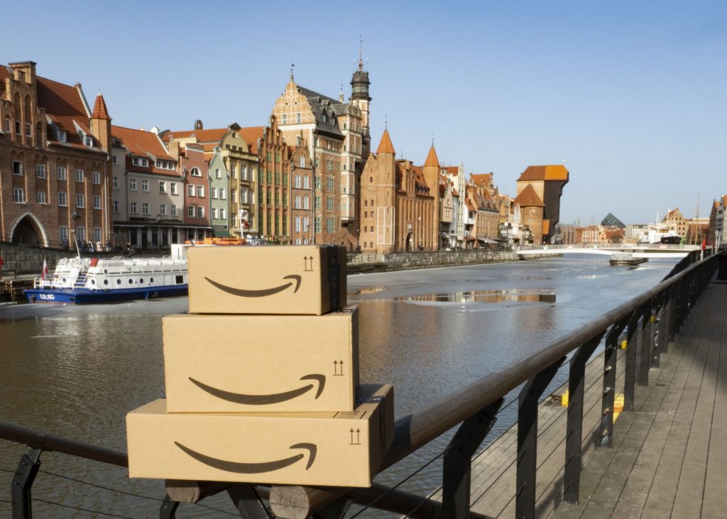 Amazon szykuje 650 nowych miejsc pracy - paczki Amazon ustawione na moście