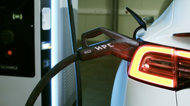 Czy elektromobilność uratuje świat? - auto ładowan na prąd.